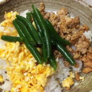 鶏そぼろの三色丼